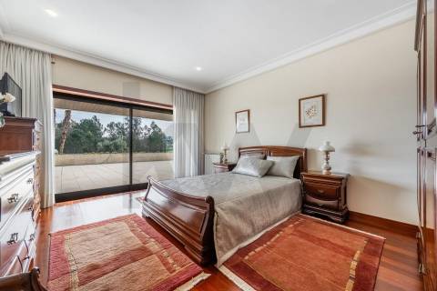 Moradia de luxo com 4 suites, piscina interior e court de ténis