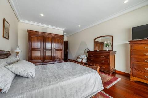 Moradia de luxo com 4 suites, piscina interior e court de ténis