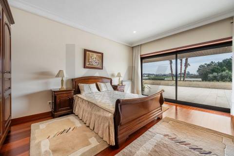 Moradia de luxo com 4 suites, piscina interior e court de ténis