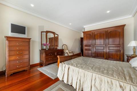 Moradia de luxo com 4 suites, piscina interior e court de ténis