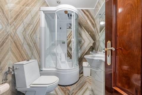 Moradia de luxo com 4 suites, piscina interior e court de ténis