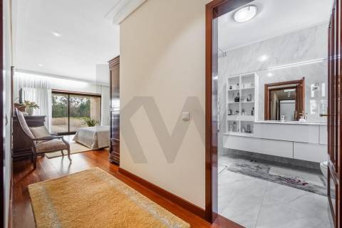 Moradia de luxo com 4 suites, piscina interior e court de ténis