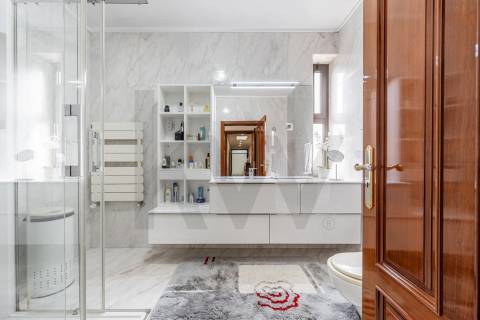 Moradia de luxo com 4 suites, piscina interior e court de ténis