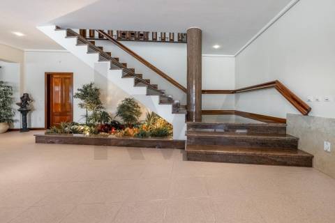 Moradia de luxo com 4 suites, piscina interior e court de ténis