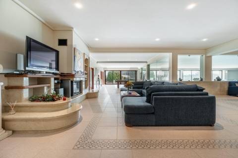 Moradia de luxo com 4 suites, piscina interior e court de ténis