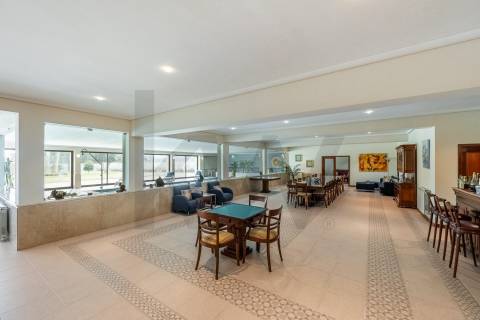 Moradia de luxo com 4 suites, piscina interior e court de ténis