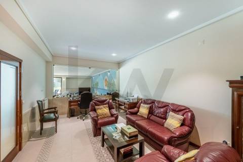 Moradia de luxo com 4 suites, piscina interior e court de ténis