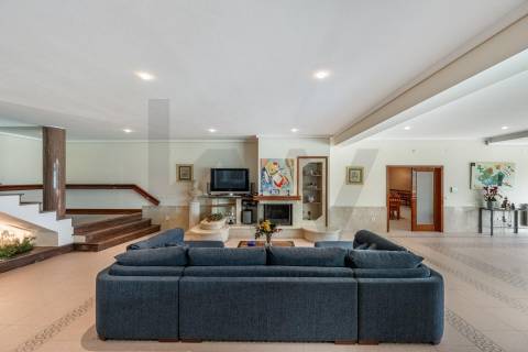 Moradia de luxo com 4 suites, piscina interior e court de ténis