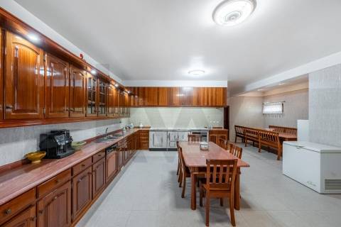 Moradia de luxo com 4 suites, piscina interior e court de ténis