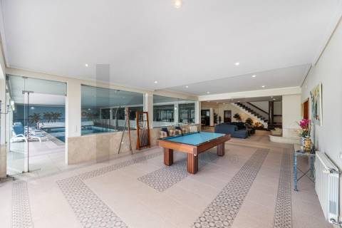 Moradia de luxo com 4 suites, piscina interior e court de ténis