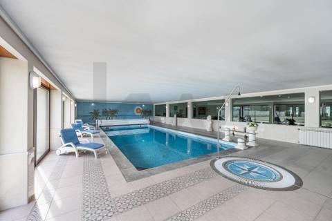 Moradia de luxo com 4 suites, piscina interior e court de ténis