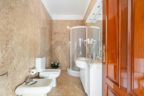 Moradia de luxo com 4 suites, piscina interior e court de ténis