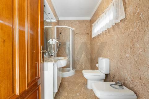 Moradia de luxo com 4 suites, piscina interior e court de ténis