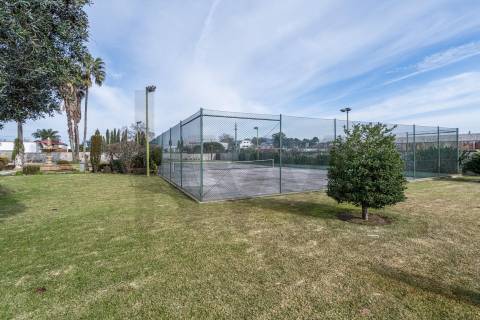 Moradia de luxo com 4 suites, piscina interior e court de ténis