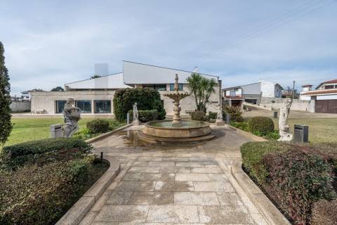 Moradia de luxo com 4 suites, piscina interior e court de ténis