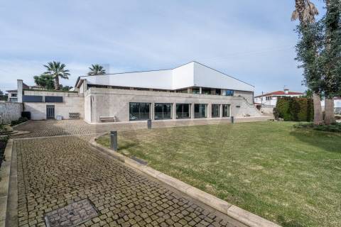 Moradia de luxo com 4 suites, piscina interior e court de ténis