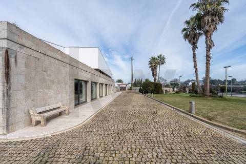 Moradia de luxo com 4 suites, piscina interior e court de ténis