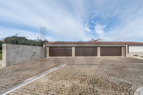 Moradia de luxo com 4 suites, piscina interior e court de ténis