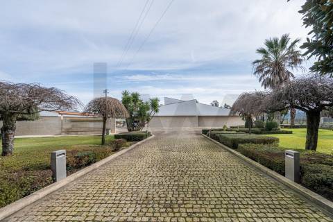 Moradia de luxo com 4 suites, piscina interior e court de ténis