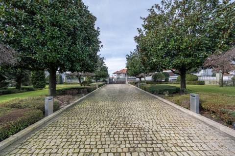 Moradia de luxo com 4 suites, piscina interior e court de ténis