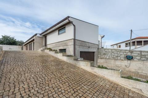 Moradia de luxo com 4 suites, piscina interior e court de ténis