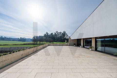 Moradia de luxo com 4 suites, piscina interior e court de ténis