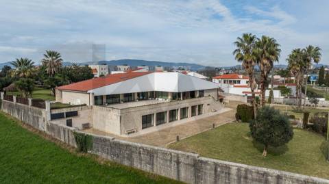 Moradia de luxo com 4 suites, piscina interior e court de ténis