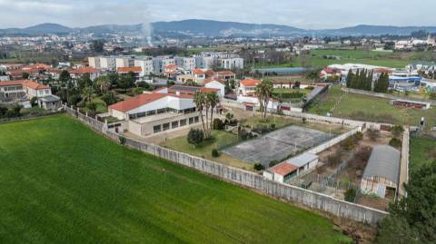 Moradia de luxo com 4 suites, piscina interior e court de ténis