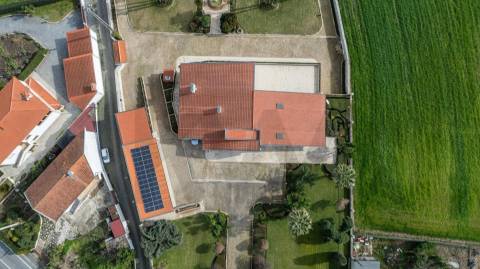 Moradia de luxo com 4 suites, piscina interior e court de ténis