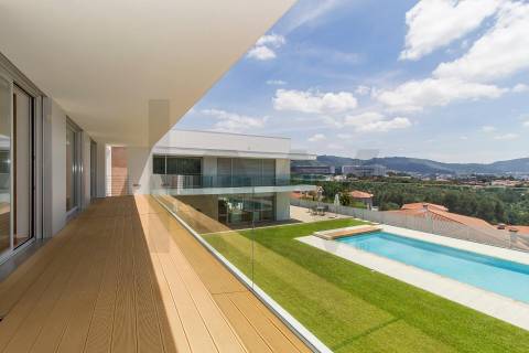 Moradia de Luxo T4 com 746m2 de Área no Parque Natural das Sete Fontes em S. Victor, Braga