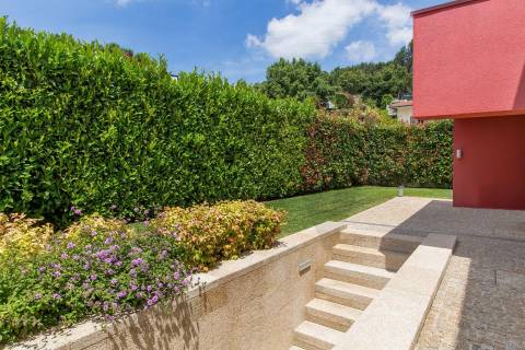 Moradia de Luxo T4 com 746m2 de Área no Parque Natural das Sete Fontes em S. Victor, Braga
