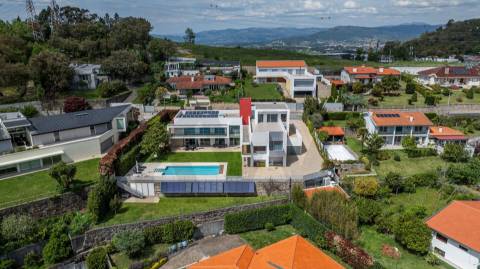 Moradia de Luxo T4 com 746m2 de Área no Parque Natural das Sete Fontes em S. Victor, Braga