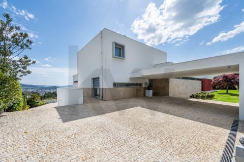 Moradia de Luxo T4 com 746m2 de Área no Parque Natural das Sete Fontes em S. Victor, Braga