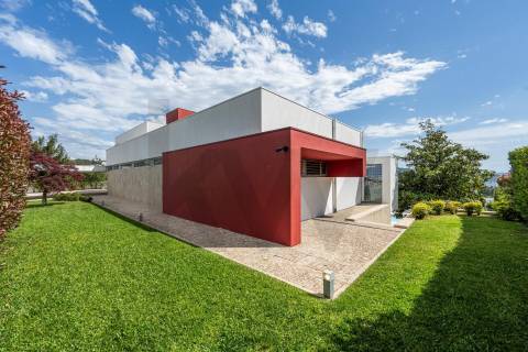 Moradia de Luxo T4 com 746m2 de Área no Parque Natural das Sete Fontes em S. Victor, Braga
