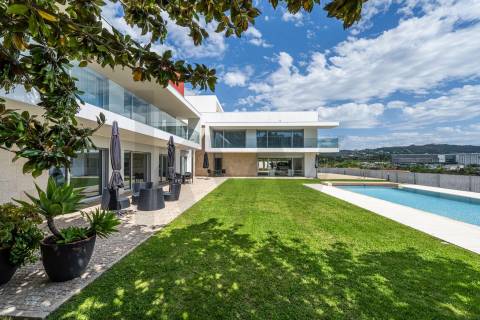 Moradia de Luxo T4 com 746m2 de Área no Parque Natural das Sete Fontes em S. Victor, Braga