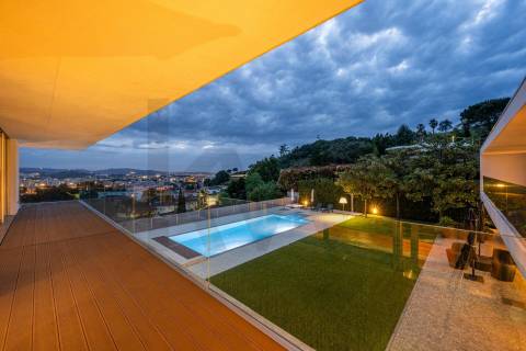 Moradia de Luxo T4 com 746m2 de Área no Parque Natural das Sete Fontes em S. Victor, Braga