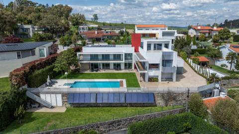 Moradia de Luxo T4 com 746m2 de Área no Parque Natural das Sete Fontes em S. Victor, Braga