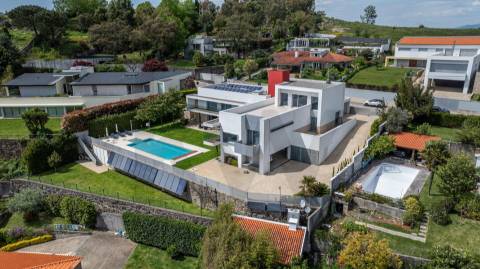 Moradia de Luxo T4 com 746m2 de Área no Parque Natural das Sete Fontes em S. Victor, Braga