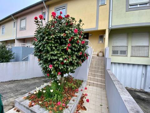 Moradia T4 com Jardim e Garagem – S. Cosme, Gondomar