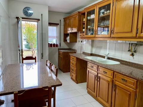 Moradia T4 com Jardim e Garagem – S. Cosme, Gondomar