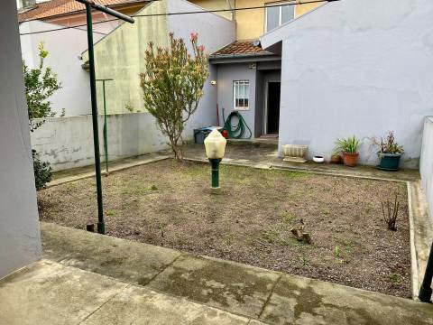 Moradia T4 com Jardim e Garagem – S. Cosme, Gondomar