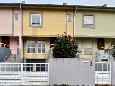 Moradia T4 com Jardim e Garagem – S. Cosme, Gondomar