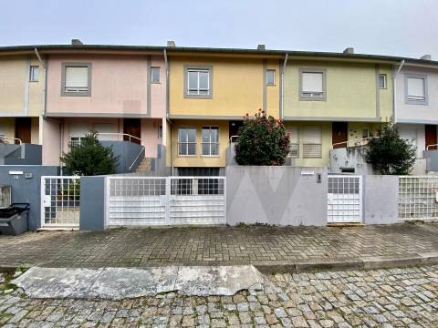 Moradia T4 com Jardim e Garagem – S. Cosme, Gondomar