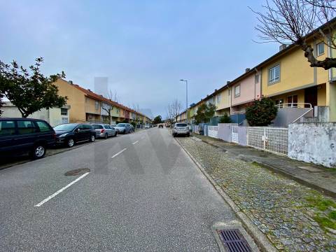 Moradia T4 com Jardim e Garagem – S. Cosme, Gondomar