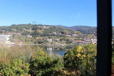 Venda Quinta Cinfães com 7500 m2 excelentes vistas Douro