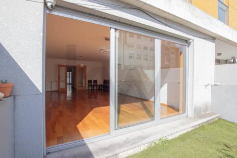 Apartamento T2 com terraço para arrendamento em Bonfim