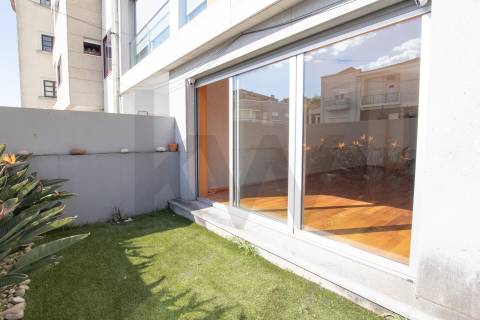 Apartamento T2 com terraço para arrendamento em Bonfim