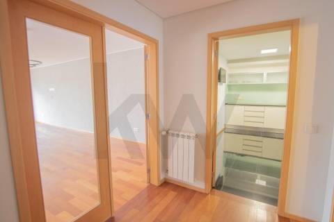 Apartamento T2 com terraço para arrendamento em Bonfim