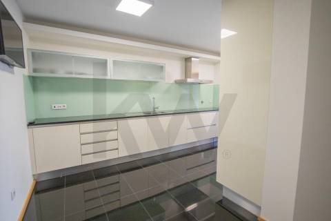 Apartamento T2 com terraço para arrendamento em Bonfim