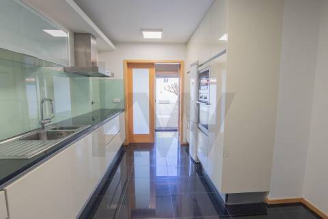 Apartamento T2 com terraço para arrendamento em Bonfim